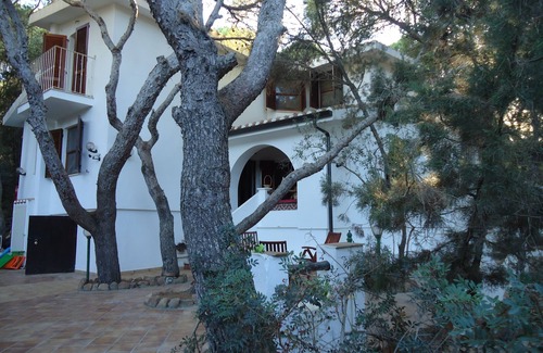 Porto Pino Villa | Confortable villa sur la marina à 20 mètres de la mer avec une grande forêt de pins privée