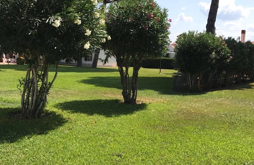 Laura Maison | Villa confortable avec piscine partagée entourée de verdure près de la mer