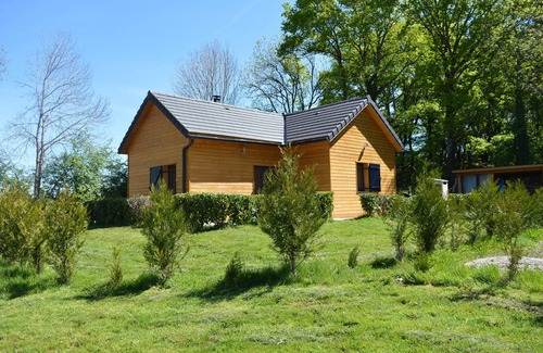 Le Vigean Chalet De Ski | GITE CHALET BOIS TOUT CONFORT AVEC SPA PRIVATIF A MAURIAC A PROXIMITE DE SALERS