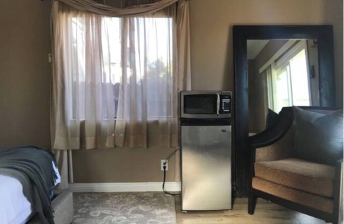 Mid City Appartement | Comforting Mid-City Studio Bedroom