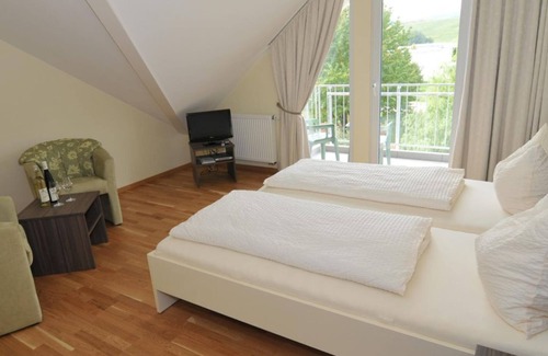 Longuich Lit Et Petit-Déjeuner | Comfortzimmer Groß mit Balkon - Gästehaus-gasthof "wein im Turm"