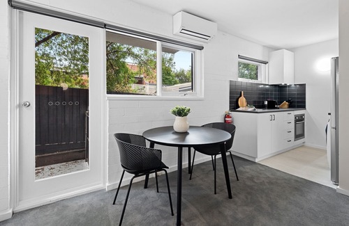 Parkville Appartement | Comfy 1-Bed Apartment with Courtyard Seating