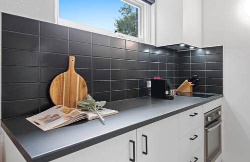 Parkville Appartement | Comfy 1-Bed Apartment with Courtyard Seating