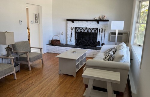 South End Maison | Comfy 2-brm house with porch, big yard in peaceful south Ocean City. Sleeps 6.