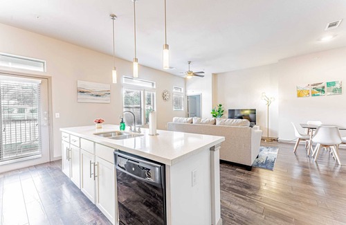 Pleasant Valley Appartement | Comfy 2BR king suite, fast WiFi, 8 min to Downtown
