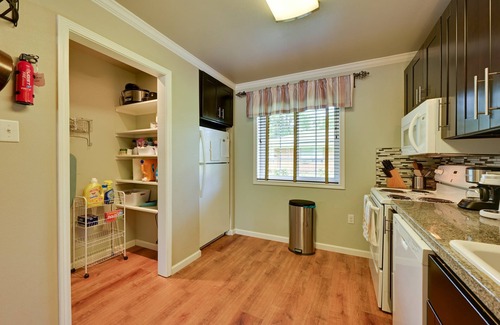 Nacogdoches Appartement | Comfy 2BR Retreat, Walk to SFA, Children & Pet-Friendly + Superhost Clean