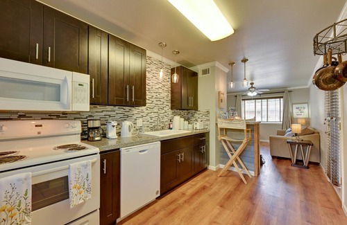 Nacogdoches Appartement | Comfy 2BR Retreat, Walk to SFA, Children & Pet-Friendly + Superhost Clean