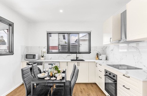 East Brisbane Maison | Comfy 2BR Sweet Home w/Parking/Balcony near River