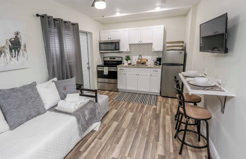 Coral Terrace Appartement | Comfy 3-bed Apt, Private Entry, Mins to Downtown