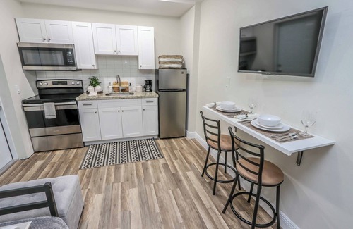 Coral Terrace Appartement | Comfy 3-bed Apt, Private Entry, Mins to Downtown