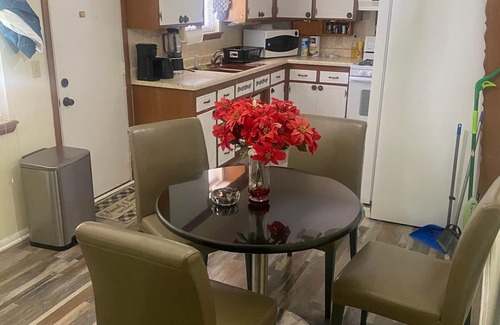 Midwest City Maison | Comfy 3 Bedroom with smart TV and WiFi near Tinker