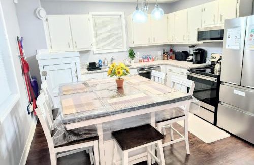 Greensboro Maison | Comfy 3BD-2BA Near Colleges,Tanger, Coliseum