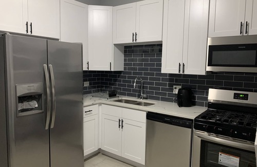Greater Grand Crossing Maison | Comfy 4 bedroom Apartment in the center of CHICAGO! 15 mins from Downtown!