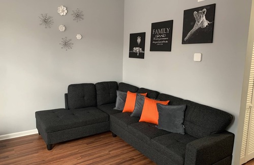 Greater Grand Crossing Maison | Comfy 4 bedroom Apartment in the center of CHICAGO! 15 mins from Downtown!
