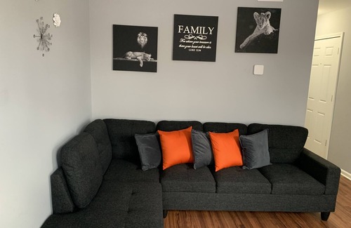 Greater Grand Crossing Maison | Comfy 4 bedroom Apartment in the center of CHICAGO! 15 mins from Downtown!