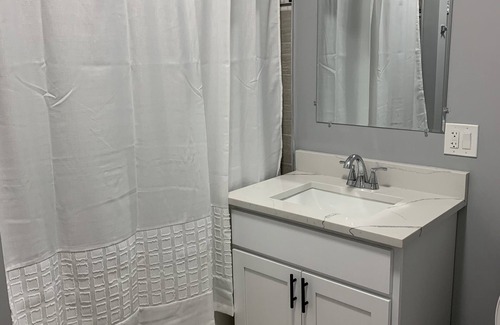 Greater Grand Crossing Maison | Comfy 4 bedroom Apartment in the center of CHICAGO! 15 mins from Downtown!