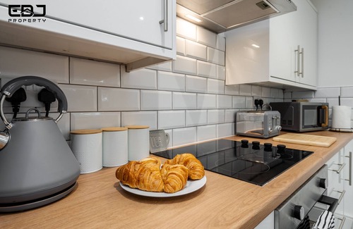 Bootle Maison | Comfy 4bed Home - Free Parking/Wi-Fi - Long Stays
