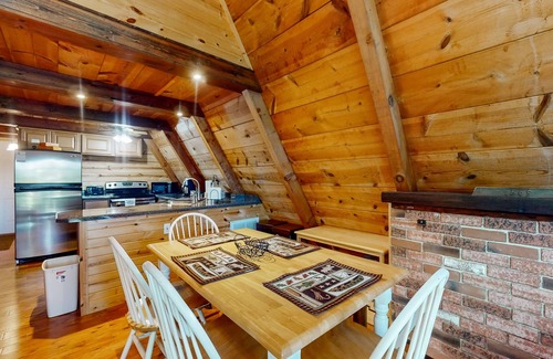 Flat Hollow Marina Maison | Comfy A-frame cabin with deck, gas grill, Internet, close to marina