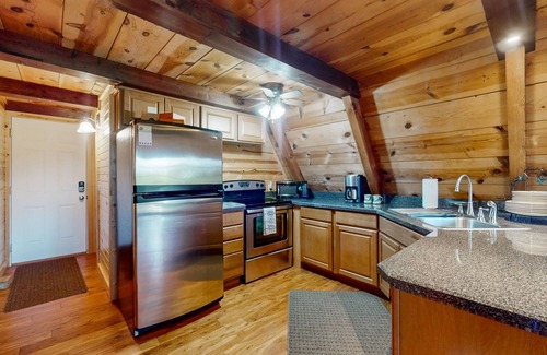 Flat Hollow Marina Maison | Comfy A-frame cabin with deck, gas grill, Internet, close to marina
