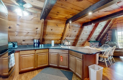Flat Hollow Marina Maison | Comfy A-frame cabin with deck, gas grill, Internet, close to marina