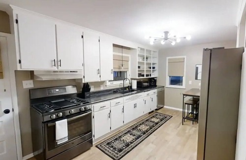 Norwich Maison | Comfy and Cozy Cape style home, newly remodeled throughout!