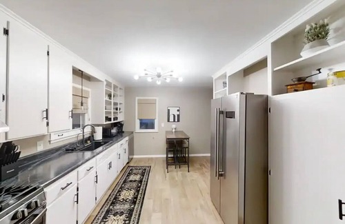 Norwich Maison | Comfy and Cozy Cape style home, newly remodeled throughout!