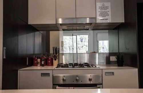Kensington Appartement | Appartement confortable, à côté d'une aire de jeux et d'un espace barbecue et à 3 arrêts de train du CBD!