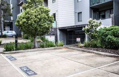 Kensington Appartement | Appartement confortable, à côté d'une aire de jeux et d'un espace barbecue et à 3 arrêts de train du CBD!