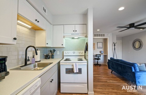 Riverside Appartement | Comfy ATX Apt | Balcony + Smart TV + Free Parking