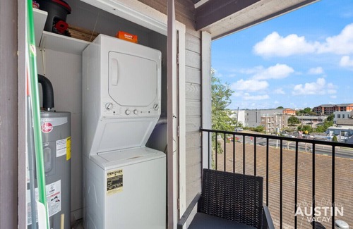 Riverside Appartement | Comfy ATX Apt | Balcony + Smart TV + Free Parking