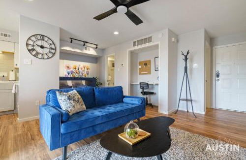 Riverside Appartement | Comfy ATX Apt plus Balcony and Smart TV and Free Parking