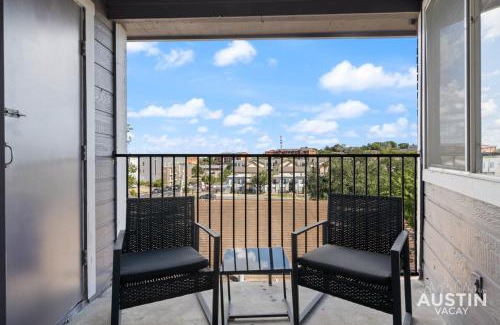 Riverside Appartement | Comfy ATX Apt plus Balcony and Smart TV and Free Parking