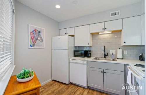 Riverside Appartement | Comfy ATX Apt plus Balcony and Smart TV and Free Parking