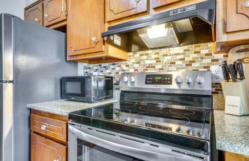 Summerville Appartement | Comfy Augusta Condo with Deck about 4 Mi to Olde Town