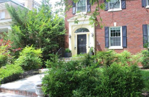 Crestwood Appartement | COMFY Basement Home 2 Bdrm1Den 3Queen Beds