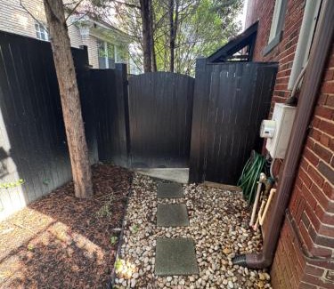 Crestwood Appartement | COMFY Basement Home 2 Bdrm1Den 3Queen Beds