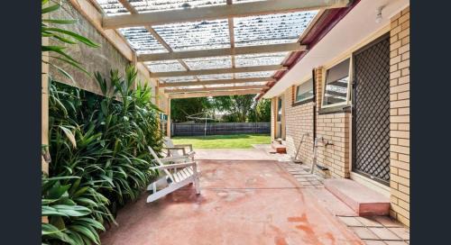 Grovedale Maison | Comfy bed quiet neighbourhood