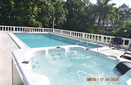 Mammee Bay Estates Appartement | Chambres confortables avec piscine, wifi gratuit, spa, barbecue, sécurité 24h / 24