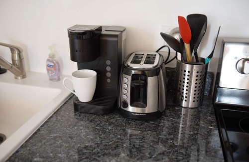 Bloomfield Appartement | ♥Comfy Bloomfield Oasis 5★ Location ♛Queen Bed- Desk- WiFi- Long Term Discount
