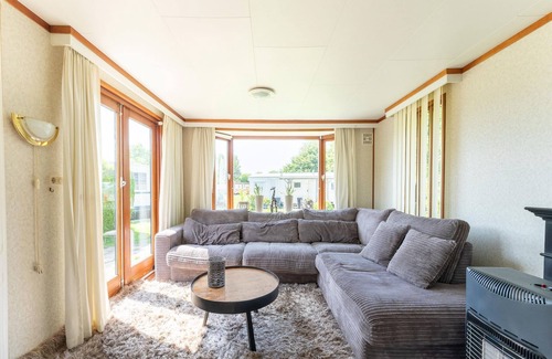 Blokzijl Maison | Comfy chalet in Blokzijl with waterside garden