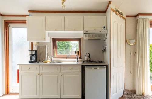 Blokzijl Maison | Comfy chalet in Blokzijl with waterside garden