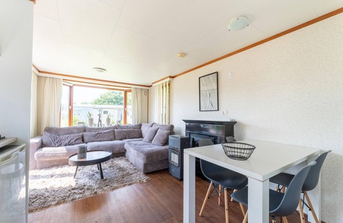 Blokzijl Maison | Comfy chalet in Blokzijl with waterside garden