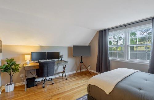 Eastside Maison | Comfy & cozy 4BR minutes to SU, Hospitals, & DT
