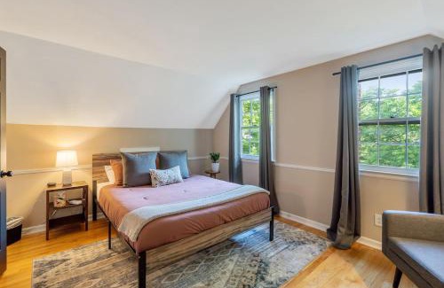 Eastside Maison | Comfy & cozy 4BR minutes to SU, Hospitals, & DT