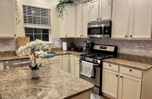 Montclair Maison | Comfy Deluxe Getaway Resort