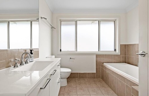 Panania Maison | Comfy Double Room in Panania - Nearby Stations & Shops - Shared Bathroom