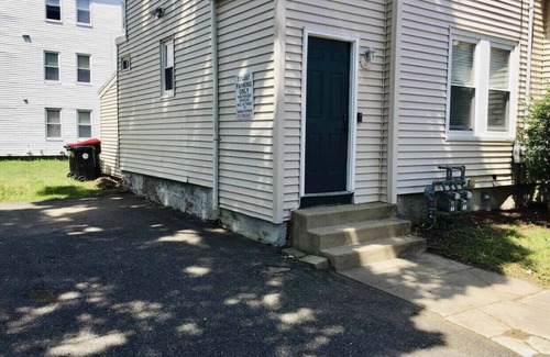 Brockton Appartement | Comfy Easeful Two Bedroom Apartment. 30 Minutes to Boston