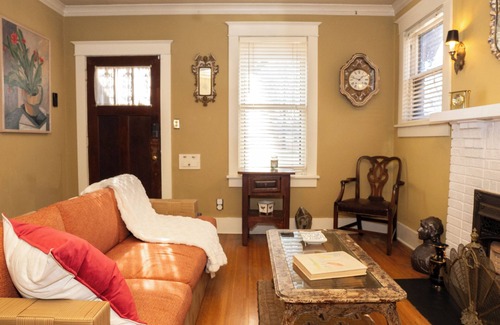 Vollintine-Evergreen Maison | Cozy Eclectic Home near great Midtown area attractions!