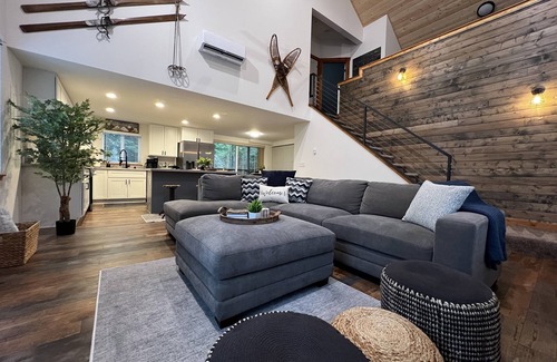 Ashford Cabine | Comfy Family Cabin w/Solo Stove Firepit, EV & Spa!