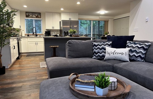 Ashford Cabine | Comfy Family Cabin w/Solo Stove Firepit, EV & Spa!